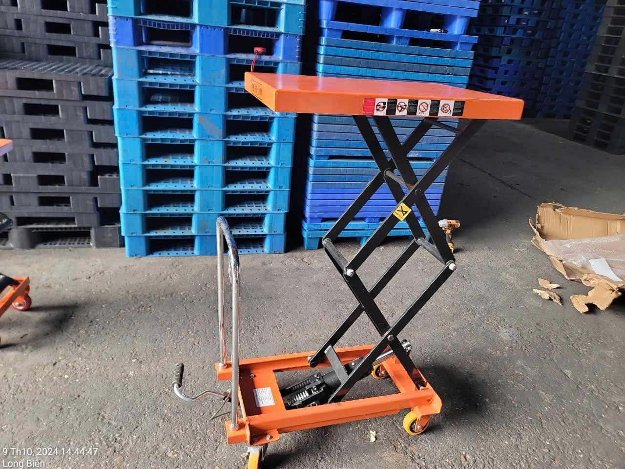 Xe nâng mặt bàn 150 Kg cao 1m2